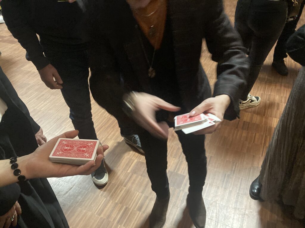 Le magicien lyonnais Lou lors d'une soirée d'entreprise