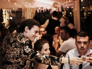 Lou, magicien close-up à Lyon lors d'une soirée d'entreprise