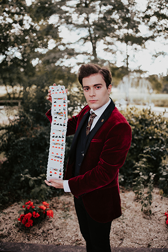 Lou magicien en Haute-Savoie 74 en train de manipuler des cartes