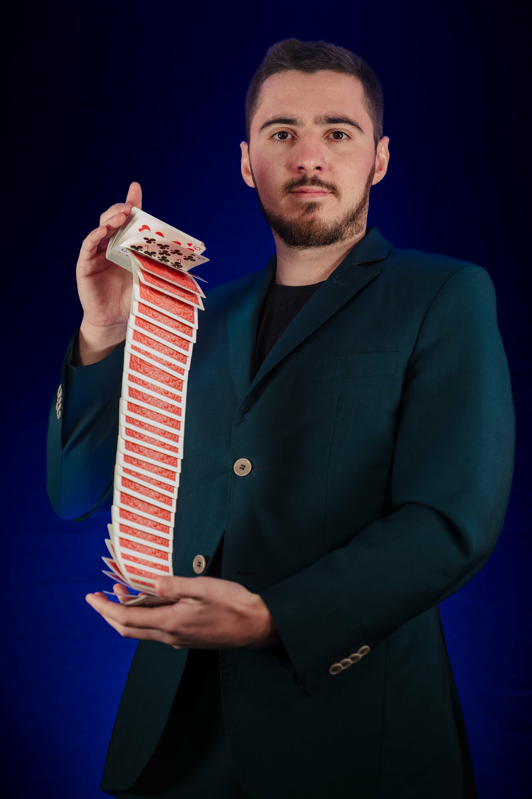 Sammy, magicien à Angoulême réalise un éventail de cartes