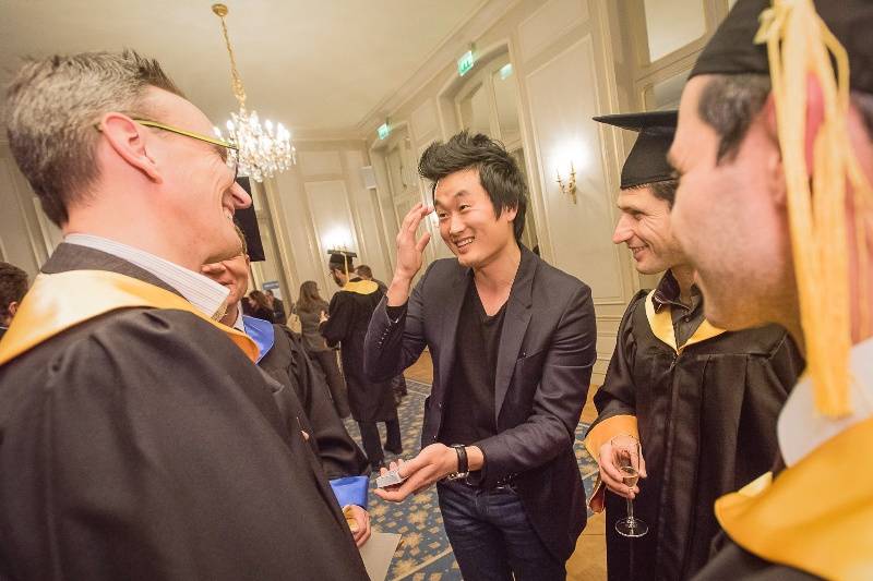 Magicien à Paris Hiro lors d'une soirée de remise de diplômes