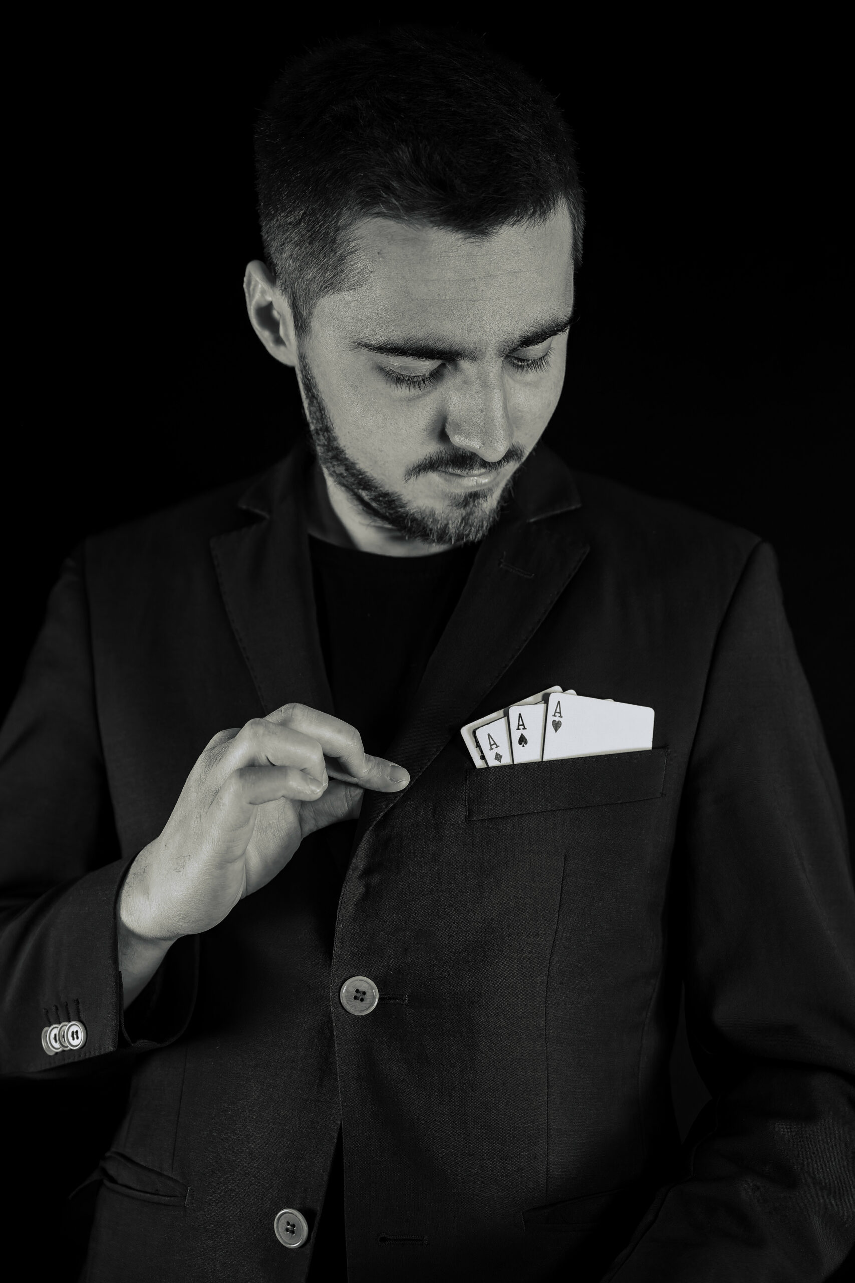 Sammy, magicien à Angoulême regarde un paquet de cartes